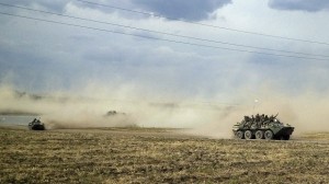 РФ развернула лагерь и подвезла тяжелую технику к границе с Крымом