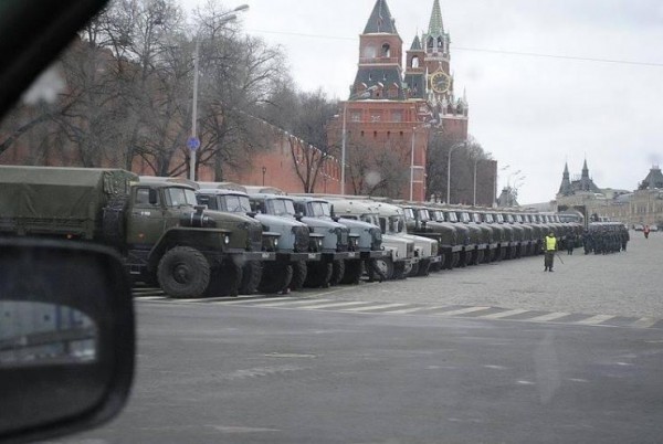 А вообще в Москве все тихо и мирно, над гордом кружат мирные вертолеты, к городу стягивается мирная бронетехника с «гвардией Путина»…