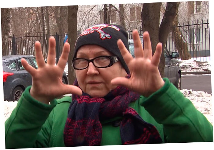 «соседка» в вязанной шапочке