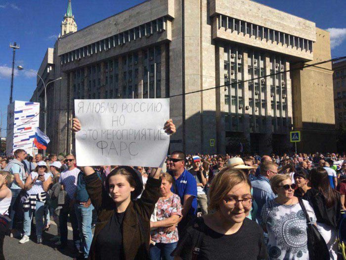 С помощью выкручивания рук